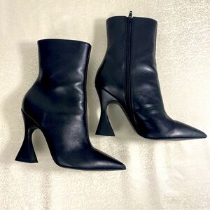 Steve Madden Black Ankle Boots Size 8 Geometric Heels Pointed Toe Zipper